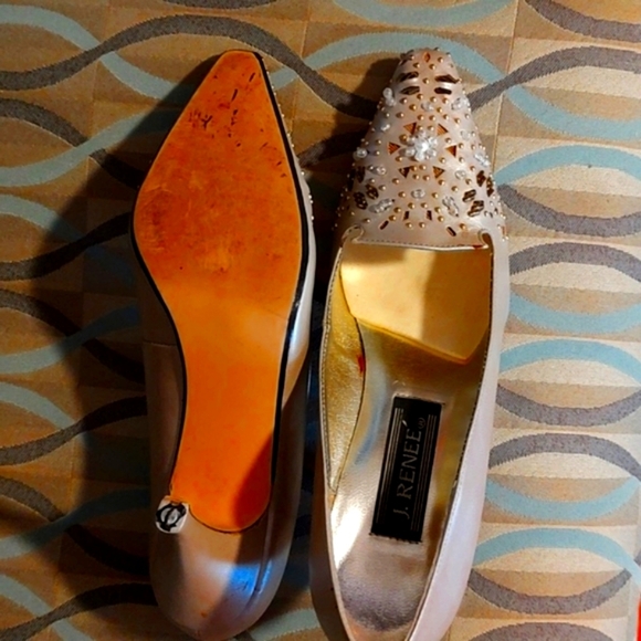 VINTAGE pointy toe, kitten heel pumps by J. Renee. Size 7. CLEAN! - Picture 9 of 11